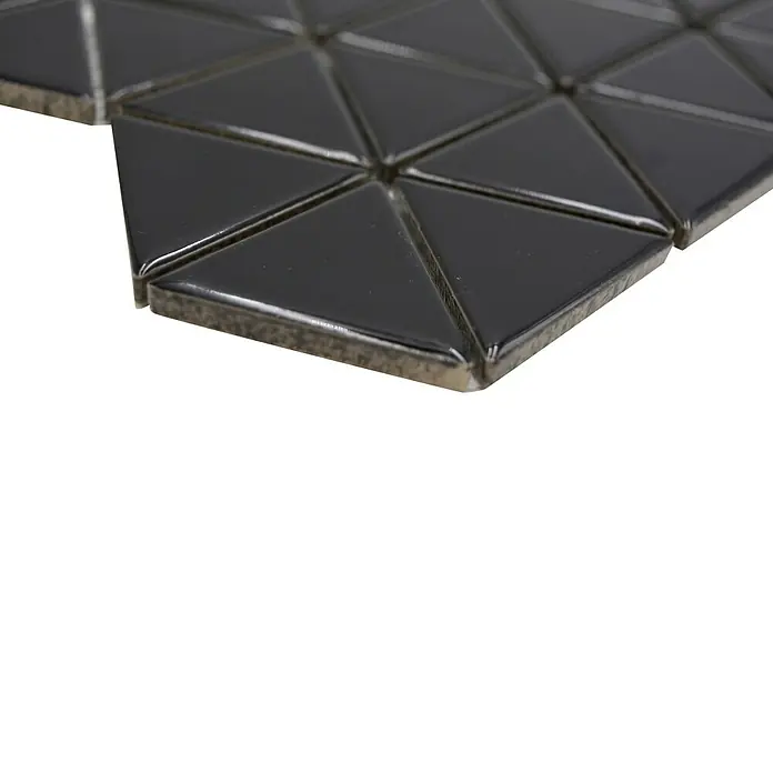 Mosaikfliese Dreieck Uni CG TR 59 - 29,1 x 25,2 cm, Schwarz, Glänzend - Nahaufnahme von schwarzen, dreieckigen Mosaikfliesen. Diese Fliesen sind ideal für ein modernes und stilvolles Design in jedem Raum.