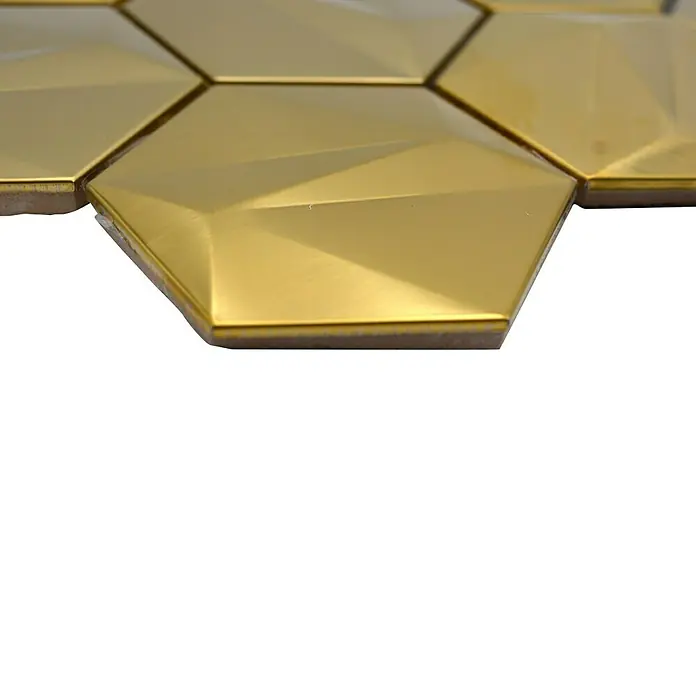 Mosaikfliese Hexagon HXM 30GO - 26,2 x 23 cm, Gold, Glänzend - Nahaufnahme von goldenen, sechseckigen Wandfliesen mit einer facettenreichen Oberfläche, die ein modernes und luxuriöses Design zeigt.