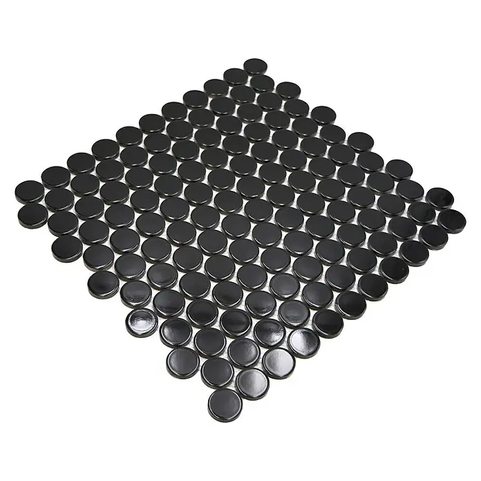 Mosaikfliese Knopf Uni 90G - 33 x 31,2 cm, Schwarz, Glänzend - Schwarzes Penny-Rundfliesen-Mosaik in einem rautenförmigen Muster auf schwarzem Hintergrund, ideal für Badezimmerböden und Küchenrückwände.