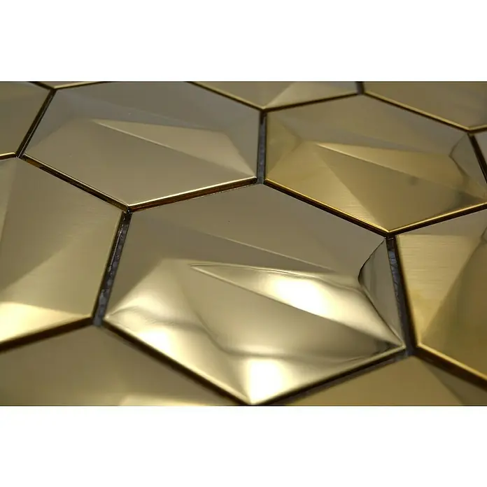 Mosaikfliese Hexagon HXM 30GO - 26,2 x 23 cm, Gold, Glänzend - Nahaufnahme von goldenen, sechseckigen 3D-Wandfliesen. Diese Fliesen verleihen jedem Raum ein luxuriöses und modernes Ambiente.