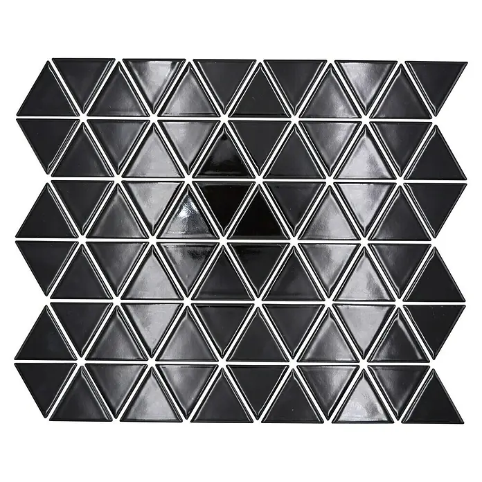 Mosaikfliese Dreieck Uni CG TR 59 - 29,1 x 25,2 cm, Schwarz, Glänzend - Nahaufnahme eines Musters aus dreieckigen, glänzenden, schwarzen Glasmosaikfliesen, ideal für eine moderne Wandverkleidung.