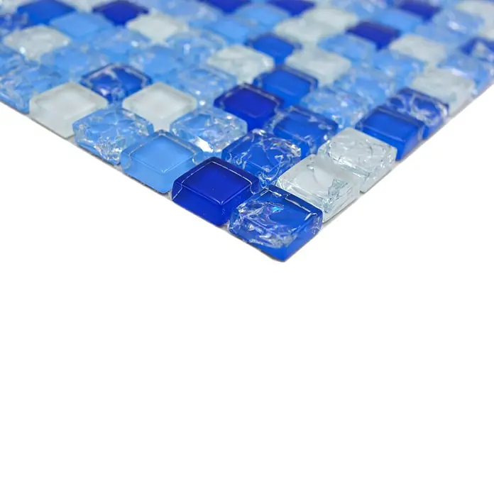Mosaikfliese Quadrat Crystal Mix XIC 1077 - 30 x 30 cm, Weiß/Blau, Glänzend - Nahaufnahme eines Mosaiks aus Glasfliesen in Blau- und Weißtönen, das sich ideal für die Gestaltung von Badezimmern oder Küchen eignet.