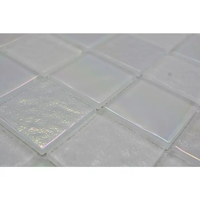 Mosaikfliese Quadrat Crystal Mix CM S200 - 29,8 x 29,8 cm, Mehrfarbig, Glänzend - Nahaufnahme eines Musters aus schimmernden, weißen Glasmosaikfliesen, die für ein elegantes und modernes Design verwendet werden können.