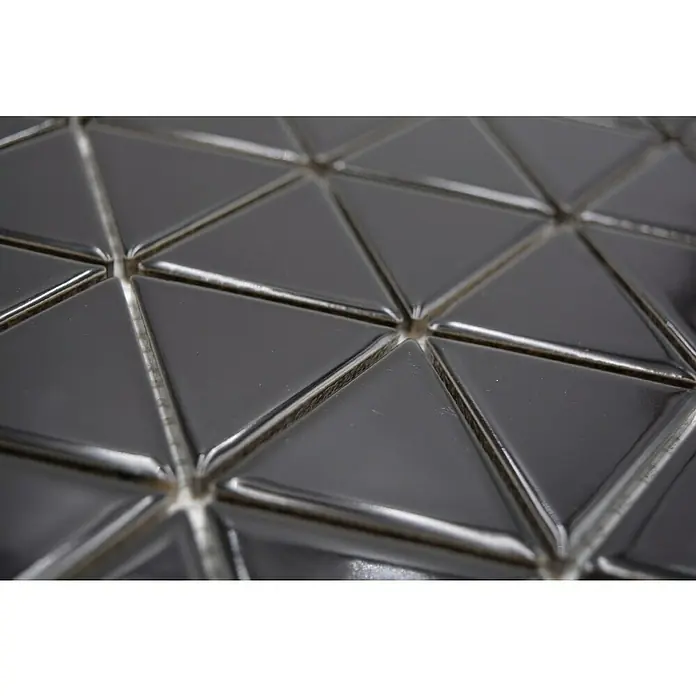 Mosaikfliese Dreieck Uni CG TR 59 - 29,1 x 25,2 cm, Schwarz, Glänzend - Nahaufnahme von schwarzen dreieckigen Fliesen, die ein geometrisches Muster bilden. Ideal für moderne Wand- oder Bodengestaltungen.