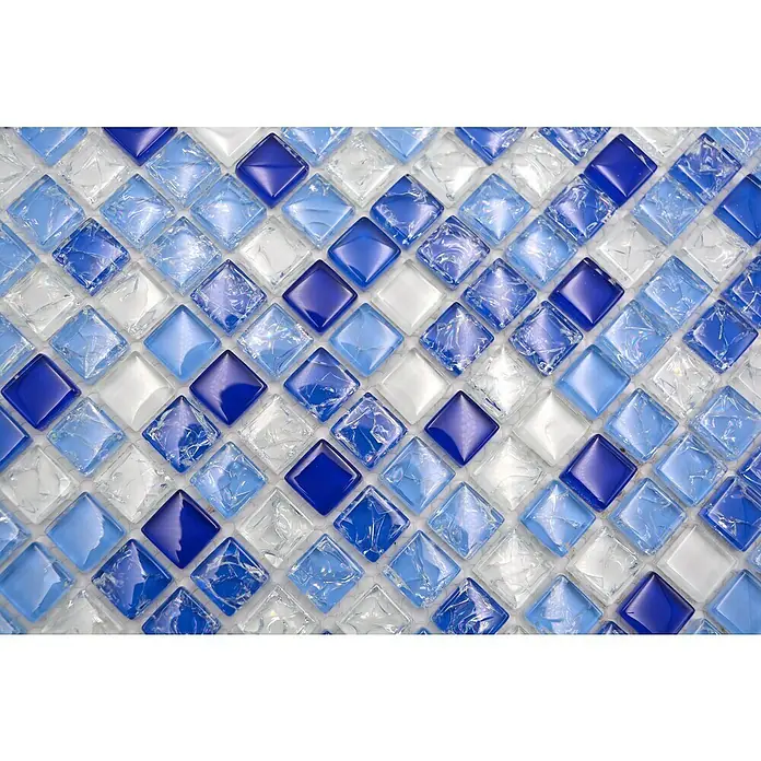 Mosaikfliese Quadrat Crystal Mix XIC 1077 - 30 x 30 cm, Weiß/Blau, Glänzend - Nahaufnahme von einem Mosaik mit blauen, hellblauen und weißen Glasfliesen, die ein glitzerndes und reflektierendes Muster bilden.
