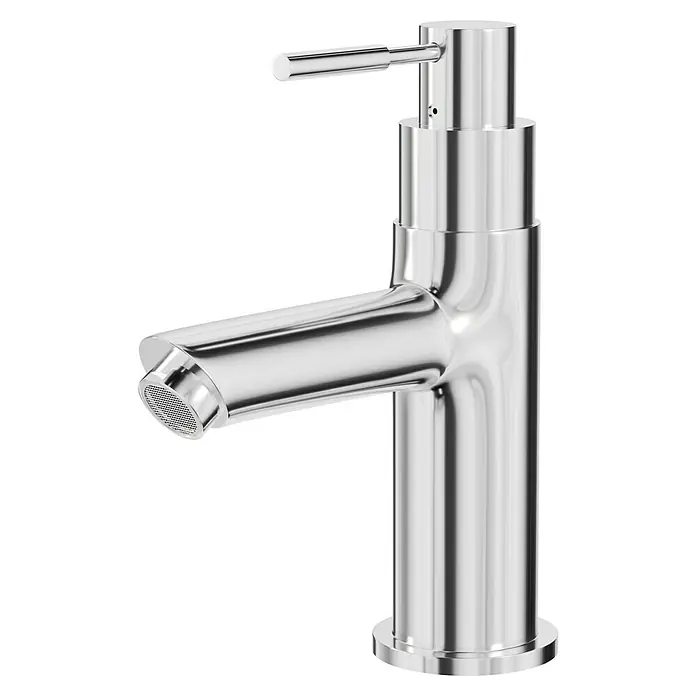 Camargue Kaltwasser-Standventil Trevi - Chrom, Glänzend - Nahaufnahme eines verchromten Wasserhahns mit modernem Design vor schwarzem Hintergrund. Der Hahn zeichnet sich durch klare Linien aus.