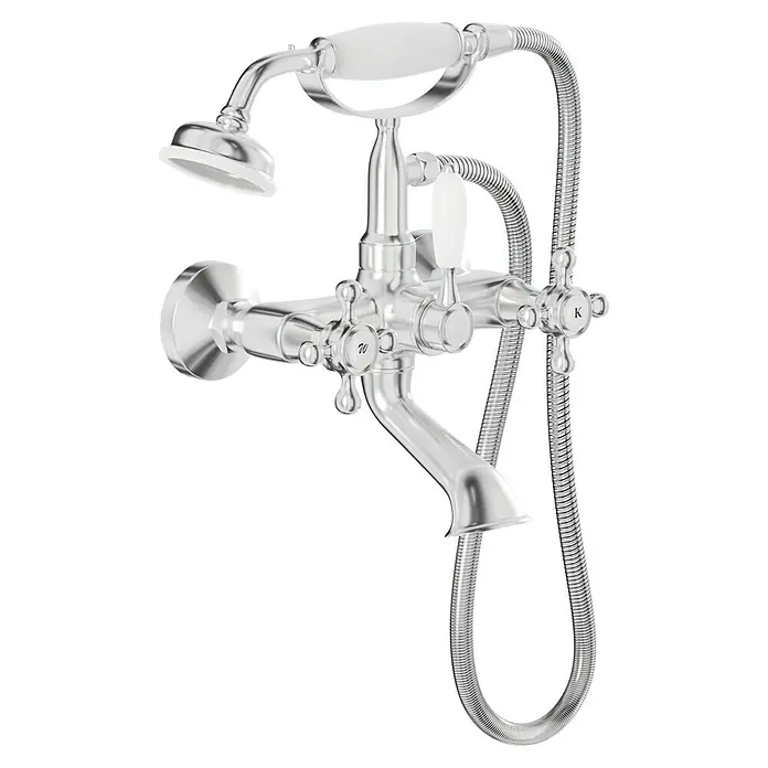 Camargue Nostalgie Badewannenarmatur - Chrom, Glänzend - Detailansicht einer klassischen Badewannenarmatur mit Handbrause, verchromt mit weißen Akzenten. Elegantes Design für ein stilvolles Badezimmer.