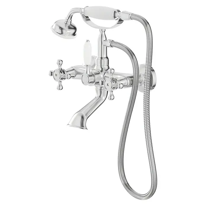 Camargue Nostalgie Badewannenarmatur - Chrom, Glänzend - Abgebildet ist eine verchromte Badewannenarmatur mit Brause und weißen Griffen, die ein elegantes und funktionales Design aufweist.