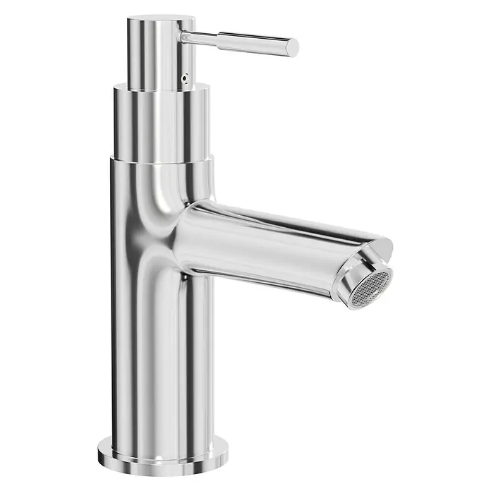 Camargue Kaltwasser-Standventil Trevi - Chrom, Glänzend - Nahaufnahme eines glänzenden, modernen Chrom-Wasserhahns. Das elegante Design betont die klaren Linien und die reflektierende Oberfläche des Wasserhahns.