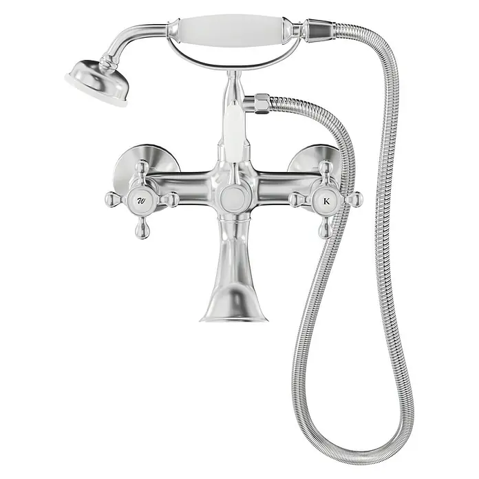 Camargue Nostalgie Badewannenarmatur - Chrom, Glänzend - Nahaufnahme einer luxuriösen, verchromten Badewannenarmatur mit Brausekopf und nostalgischem Design für stilvolle Badezimmer.