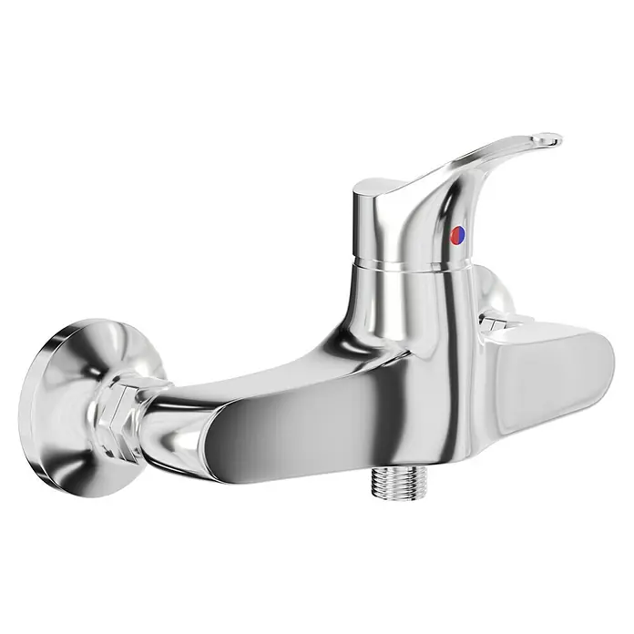 Camargue Egeo II Brausearmatur - Chrom, Glänzend - Nahaufnahme einer glänzenden Chrom-Badewannenarmatur mit Hebel, die an einer schwarzen Wand befestigt ist und ein modernes Design aufweist.