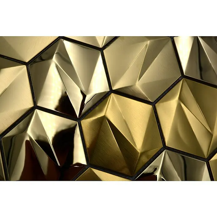 Mosaikfliese Hexagon HXM 30GO - 26,2 x 23 cm, Gold, Glänzend - Nahaufnahme von dekorativen goldenen sechseckigen Wandfliesen mit geometrischen Mustern, die ein luxuriöses Ambiente schaffen.