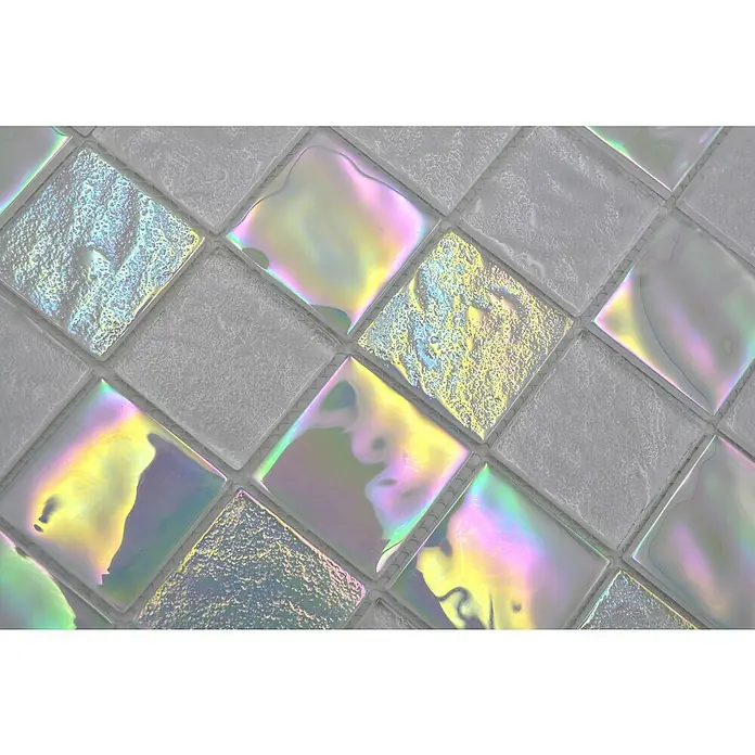 Mosaikfliese Quadrat Crystal Mix CM S200 - 29,8 x 29,8 cm, Mehrfarbig, Glänzend - Nahaufnahme von schillernden, quadratischen Mosaikfliesen in Weiß und Regenbogenfarben, die ein modernes Designelement darstellen.