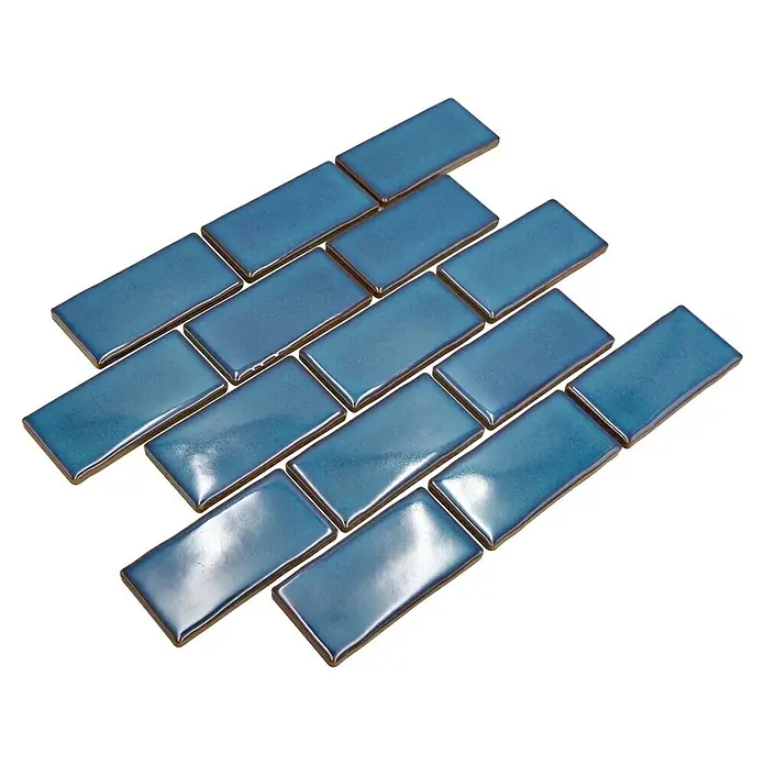 Mosaikfliese Subway Handmade Style HSS 612 - 30,9 x 26,5 cm, Blau, Glänzend - Nahaufnahme von azurblauen rechteckigen Keramikfliesen, die in einem stilvollen Ziegelmuster für Wand- und Bodengestaltung angeordnet sind.