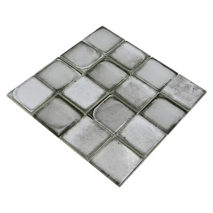 Mosaikfliese Quadrat Crystal Cement Style XCM CS02 - 29,8 x 29,8 cm, Hellgrau, Glänzend - Nahaufnahme von quadratischen Glasbausteinen in Grau- und Weißtönen, die ein modernes und stilvolles Muster bilden. Ideal für Akzentwände.