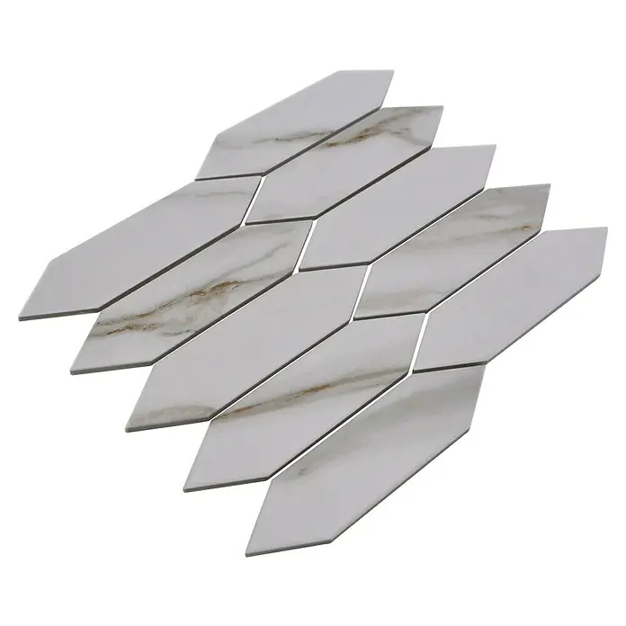 Mosaikfliese Hexagon CIM LHX CT - 31,3 x 25,8 cm, Weiß, Matt - Ein elegantes Mosaikmuster aus weißen, länglichen Steinen mit Marmorierung, ideal für stilvolle Wand- und Bodenbeläge.