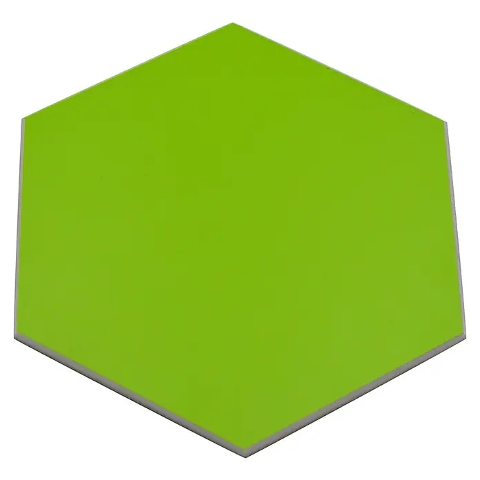 Selbstklebemosaik Hexagon Uni SAMT CHB5G - 15,2 x 17,2 cm, Grün, Matt - Grünes, sechseckiges Paneel mit glatter Oberfläche und dezentem, grauem Rand auf schwarzem Hintergrund.