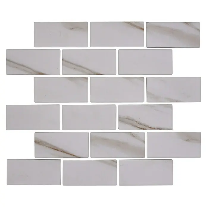 Mosaikfliese Brick Calacatta CIM BR CT - 29,1 x 29,5 cm, Weiß, Matt - Nahaufnahme einer Anordnung von cremefarbenen rechteckigen Marmorfliesen, die ein stilvolles und modernes Design zeigen.