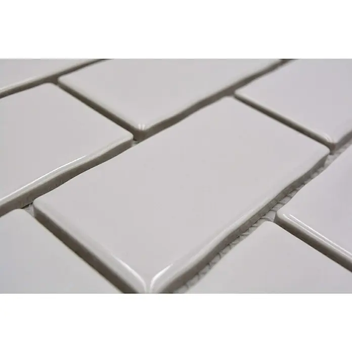Mosaikfliese Subway Handmade Style HSS 238 - 30,9 x 26,5 cm, Weiß, Glänzend - Nahaufnahme von glänzenden, weißen Metrofliesen, die ein elegantes und sauberes Design für Küche oder Bad bieten. Die abgerundeten Kanten sorgen für einen sanften Übergang.