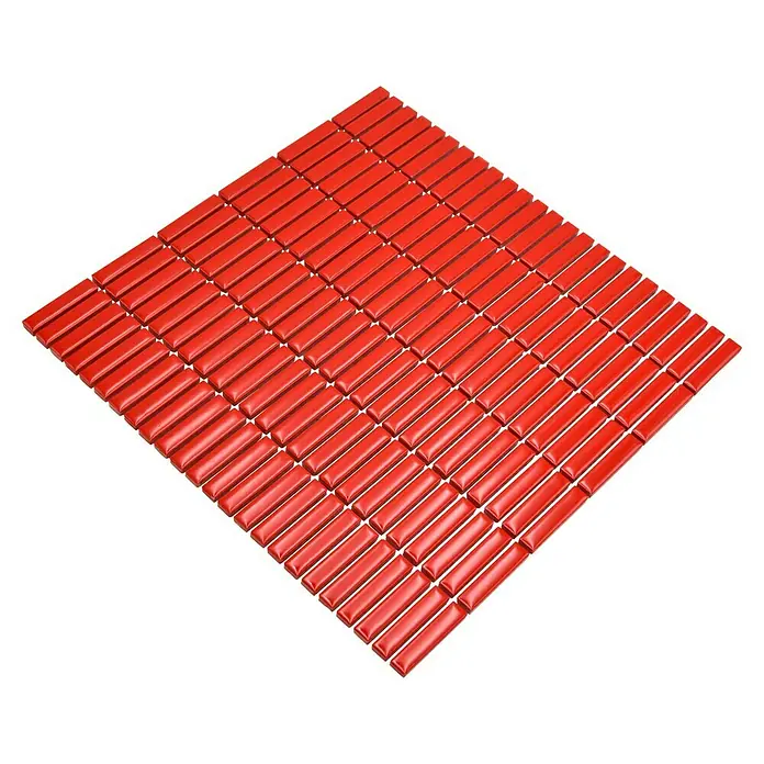 Mosaikfliese Kitkat Uni CG BBM S7 - 30 x 30 cm, Rot, Glänzend - Nahaufnahme eines Musters aus rechteckigen, roten Mosaikfliesen, die ein quadratisches oder rautenförmiges Format bilden.