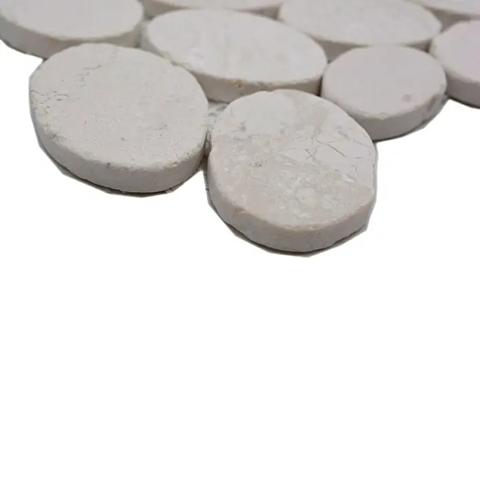 Mosaikfliese Kiesel XKS INWS - 30,5 x 30,5 cm, Moon Stone, Matt - Nahaufnahme von runden, weißen Marmormosaikfliesen, ideal für elegante Wand- und Bodengestaltungen in Innenräumen.