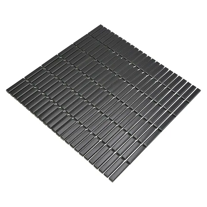 Mosaikfliese Kitkat Uni CG BBM S8 - 30 x 30 cm, Schwarz, Matt - Nahaufnahme einer quadratischen Matte aus grauen, rechteckigen Mosaikfliesen.