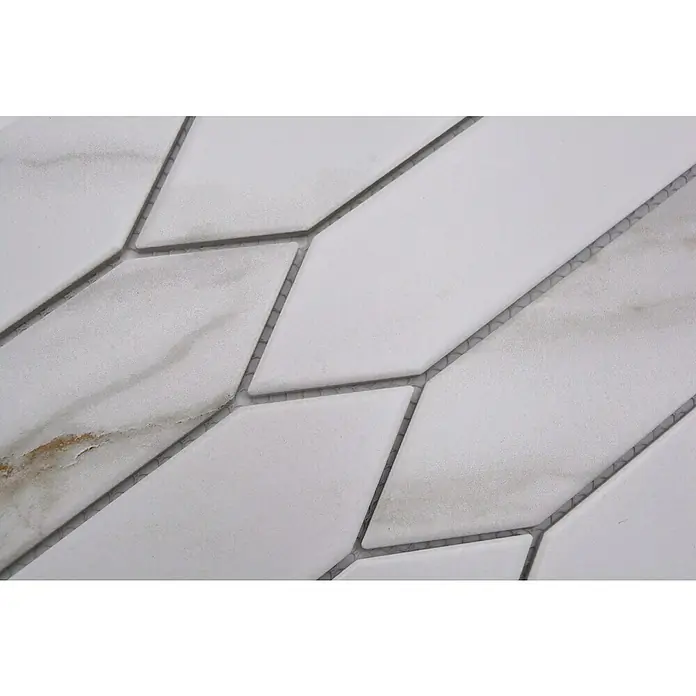 Mosaikfliese Hexagon CIM LHX CT - 31,3 x 25,8 cm, Weiß, Matt - Nahaufnahme von weißen, rautenförmigen Mosaikfliesen mit grauen Fugen, die ein elegantes und modernes Design für Wand- oder Bodenbeläge bieten.