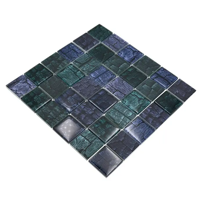 Mosaikfliese Quadrat Crystal XCM PF59 - 30 x 30 cm, Mehrfarbig, Glänzend - Nahaufnahme eines Mosaiks mit quadratischen Fliesen in Blau-, Grün- und Grautönen, ideal für stilvolle Wand- und Bodengestaltung.