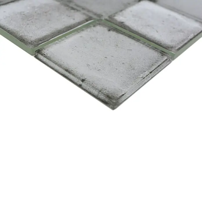 Mosaikfliese Quadrat Crystal Cement Style XCM CS02 - 29,8 x 29,8 cm, Hellgrau, Glänzend - Nahaufnahme von quadratischen Mosaikfliesen in Grau- und Weißtönen, die eine moderne und stilvolle Textur zeigen.