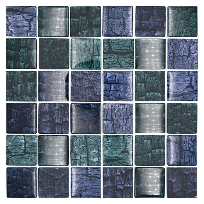 Mosaikfliese Quadrat Crystal XCM PF59 - 30 x 30 cm, Mehrfarbig, Glänzend - Ein quadratisches Muster aus dunkelblauen und grünen Glasmosaikfliesen mit einzigartigen Holzmaserungstexturen, perfekt für stilvolle Akzente.