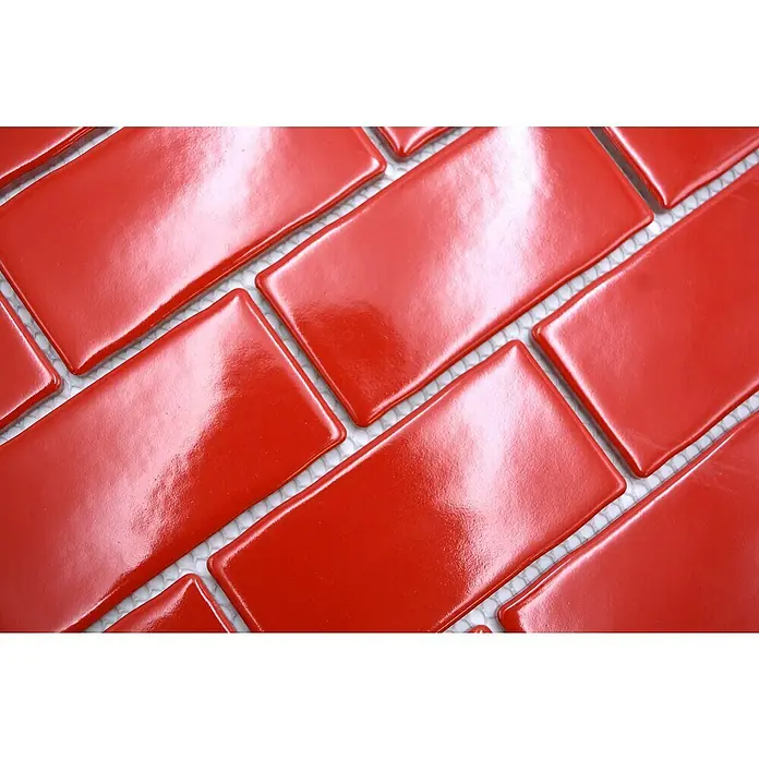 Mosaikfliese Subway Handmade Style HSS 567 - 30,9 x 26,5 cm, Rot, Glänzend - Nahaufnahme von glänzenden, roten rechteckigen Fliesen, die in einem versetzten Muster angeordnet sind. Perfekt für stilvolle Akzente im Innenraum.