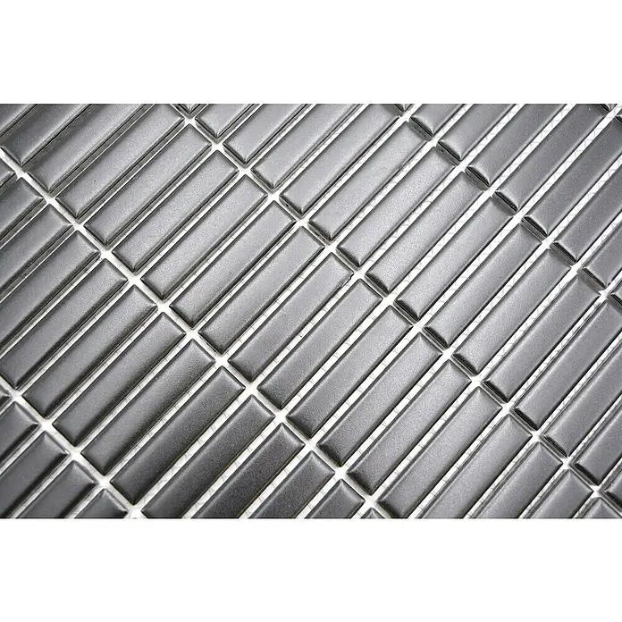 Mosaikfliese Kitkat Uni CG BBM S8 - 30 x 30 cm, Schwarz, Matt - Nahaufnahme eines grauen Mosaiks mit länglichen Steinen und weißen Fugen, ideal für moderne Wand- und Bodengestaltungen.