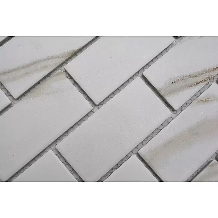 Mosaikfliese Brick Calacatta CIM BR CT - 29,1 x 29,5 cm, Weiß, Matt - Weiße matte U-Bahn-Mosaikfliesen mit subtiler brauner Maserung, versetzt angeordnet.
