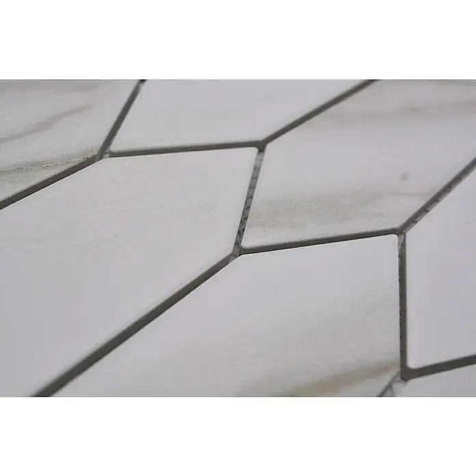 Mosaikfliese Hexagon CIM LHX CT - 31,3 x 25,8 cm, Weiß, Matt - Nahaufnahme der modernen, rautenförmigen, weißen und grauen Keramikfliesen. Ideal für stilvolle Wand- und Bodengestaltungen im Innenbereich.