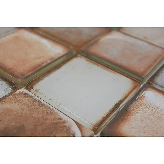 Mosaikfliese Quadrat Crystal Cementstyle XCM CS06 - 29,8 x 29,8 cm, Hellbeige, Glänzend - Nahaufnahme von quadratischen Keramikfliesen in Braun- und Beigetönen, die ein rustikales und doch elegantes Design aufweisen.
