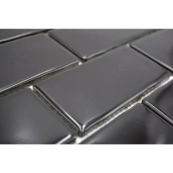Mosaikfliese Subway Handmade Style HSS 112 - 30,9 x 26,5 cm, Schwarz, Glänzend - Nahaufnahme von glänzenden, schwarzen Fliesen im rechteckigen Format mit hellen Fugen, ideal für moderne Wandgestaltungen.