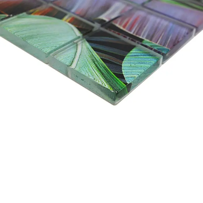 Mosaikfliese Quadrat Crystal Rain Forest XCM RF09 - 29,8 x 29,8 cm, Mehrfarbig, Glänzend - Nahaufnahme einer dekorativen Glasmosaikfliese mit einem abstrakten floralen Design, ideal für Innenraumgestaltung und Wandverkleidung.