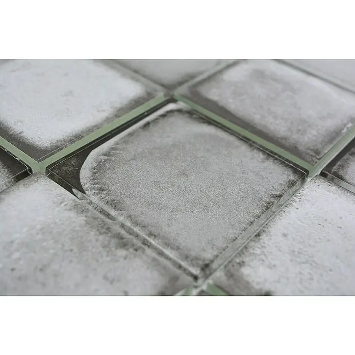 Mosaikfliese Quadrat Crystal Cement Style XCM CS02 - 29,8 x 29,8 cm, Hellgrau, Glänzend - Nahaufnahme eines Musters aus Glasbausteinen mit einer interessanten, leicht rauen Textur. Ideal für moderne Interieurs.