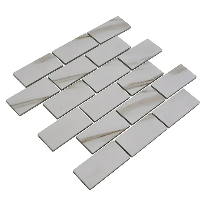 Mosaikfliese Brick Calacatta CIM BR CT - 29,1 x 29,5 cm, Weiß, Matt - Helles, rechteckiges Mosaikmuster mit zarten Marmorierungen für elegante Wand- und Bodenbeläge. Perfekt für stilvolle Akzente im Innenbereich.