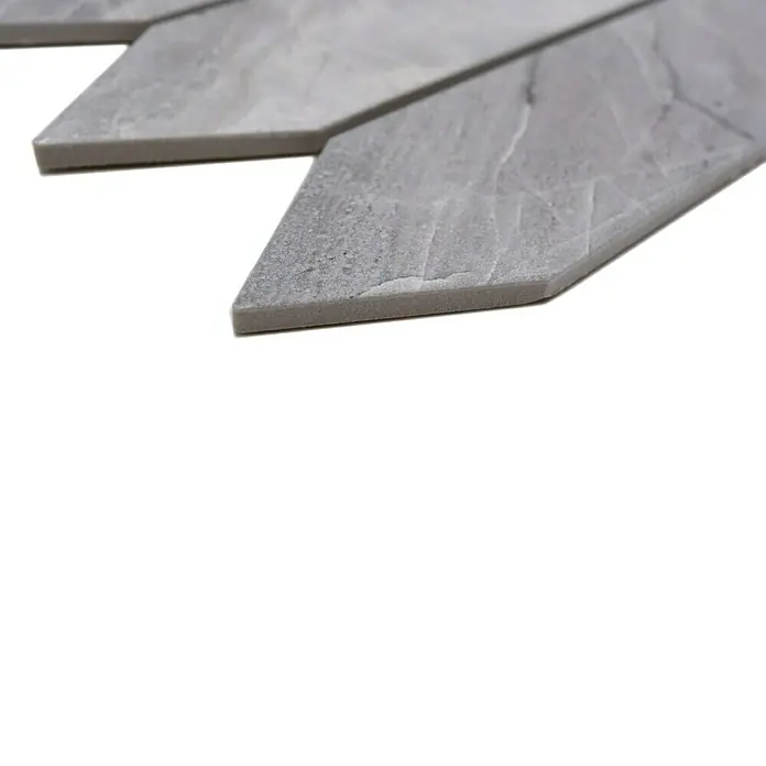 Mosaikfliese Hexagon CIM LHX GSL - 31,3 x 25,8 cm, Hellgrau, Matt - Nahaufnahme von grauen Pfeilfliesen mit marmorierter Oberfläche, ideal für stilvolle Wand- und Bodengestaltung.\n