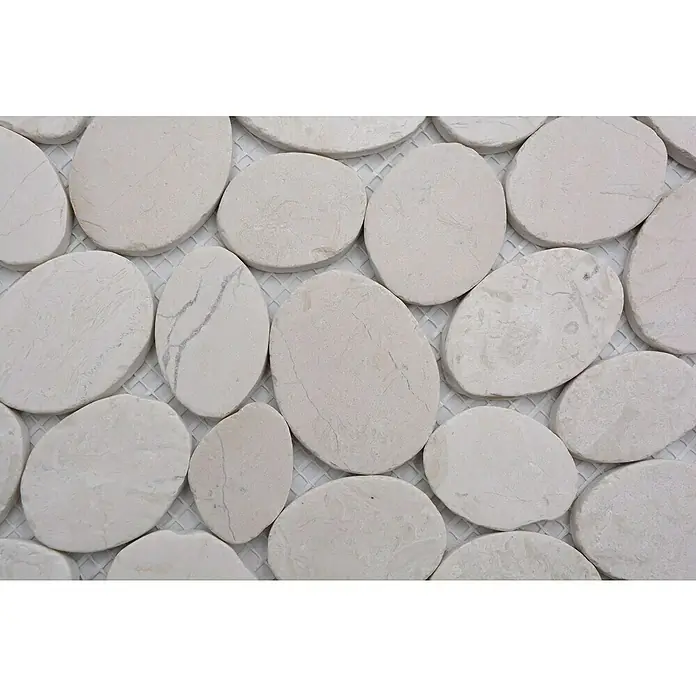 Mosaikfliese Kiesel XKS INWS - 30,5 x 30,5 cm, Moon Stone, Matt - Nahaufnahme von flachen, ovalen weißen Kieselsteinen, die als Mosaikfliesen auf einem Netz befestigt sind.