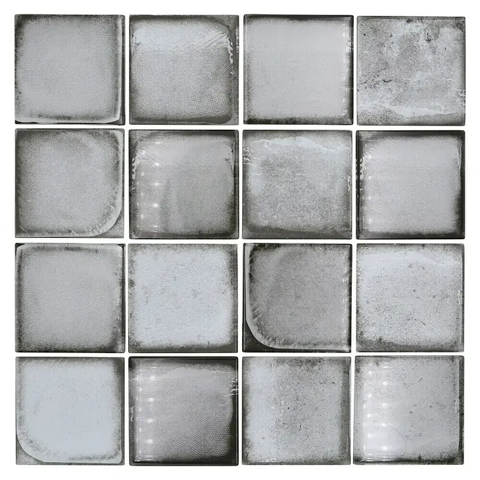 Mosaikfliese Quadrat Crystal Cement Style XCM CS02 - 29,8 x 29,8 cm, Hellgrau, Glänzend - Nahaufnahme eines quadratischen Musters aus Glasbausteinen mit einer grau getönten Oberfläche, ideal für moderne Raumgestaltung.