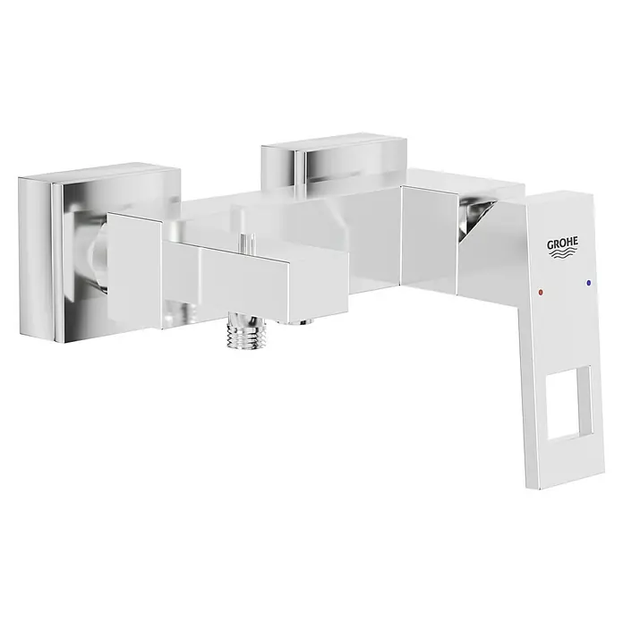 Grohe Eurocube Badewannenarmatur - Ausladung Armatur: 181 mm, Chrom, Glänzend - Nahaufnahme eines Grohe Eurocube Einhand-Wannenmischers mit klaren, kubischen Formen und Chromoberfläche.