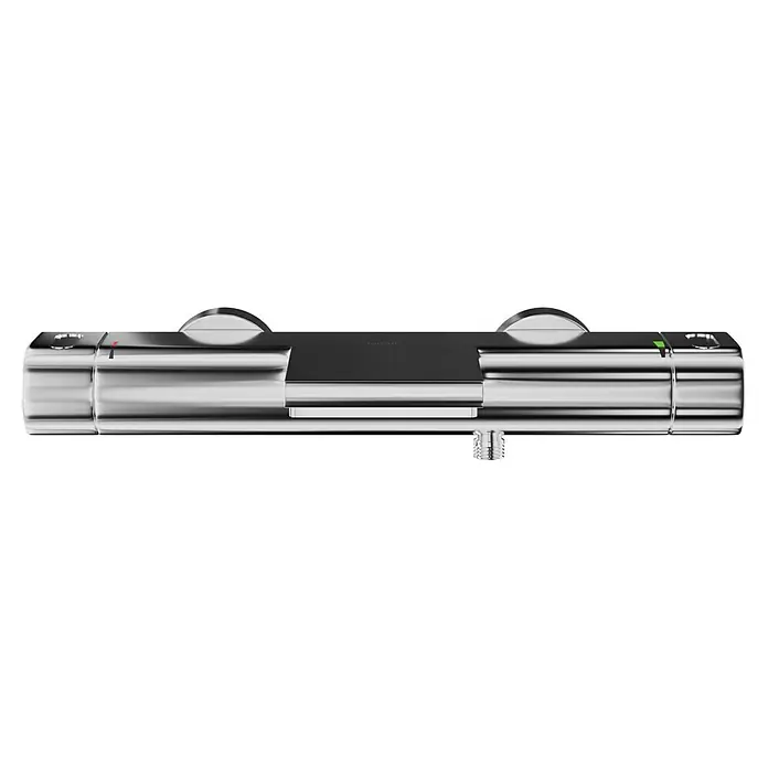Grohe Grohtherm 2000 Wannenthermostat - Chrom - Eine Nahaufnahme eines glänzenden, silbernen Thermostat-Duschsystems mit roten und grünen Markierungen zur Temperaturanzeige.