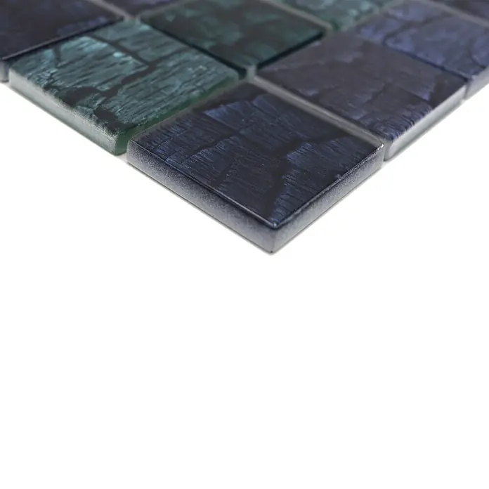 Mosaikfliese Quadrat Crystal XCM PF59 - 30 x 30 cm, Mehrfarbig, Glänzend - Detailaufnahme von dunkelblau-grünen Mosaikfliesen mit einzigartiger Holzmaserung, ideal für stilvolle Wand- und Bodengestaltungen.