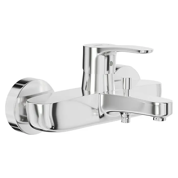 Grohe Eurostyle Cosmopolitan Badewannenarmatur - Ausladung Armatur: 173 mm, Chrom, Glänzend - Nahaufnahme einer glänzenden, verchromten Badewannenarmatur mit Einhebelmischer und Brauseanschluss, die Eleganz und Funktionalität vereint.