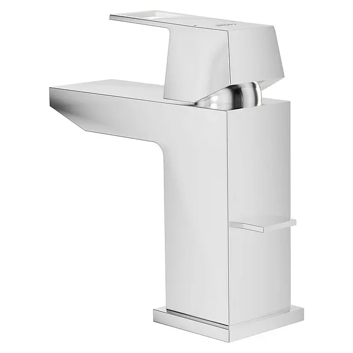 Grohe Eurocube Waschtischarmatur - Chrom, Glänzend - Nahaufnahme eines modernen, verchromten Wasserhahns mit klaren Linien, der ein elegantes Design und hochwertige Verarbeitung aufweist.