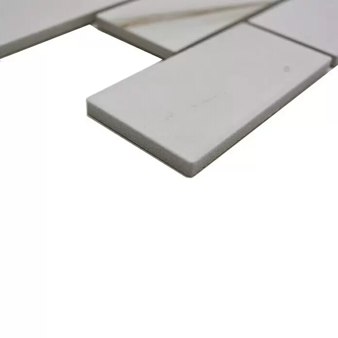 Mosaikfliese Brick Calacatta CIM BR CT - 29,1 x 29,5 cm, Weiß, Matt - Hellgraue rechteckige Fliesen mit einer dezent strukturierten Oberfläche.