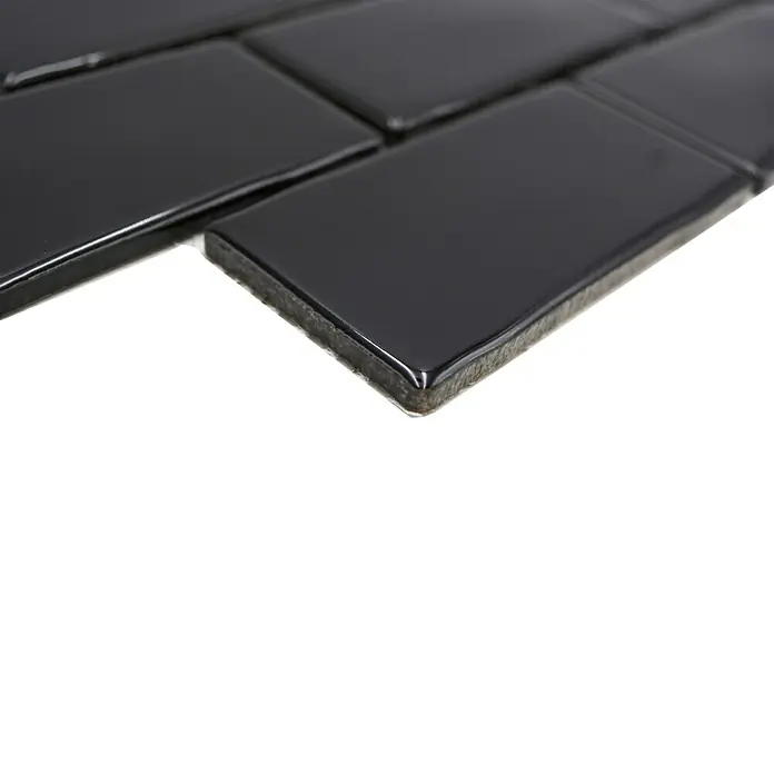 Mosaikfliese Subway Handmade Style HSS 112 - 30,9 x 26,5 cm, Schwarz, Glänzend - Detailaufnahme von glänzenden, rechteckigen schwarzen Fliesen, die eine moderne und elegante Optik für jeden Raum bieten.