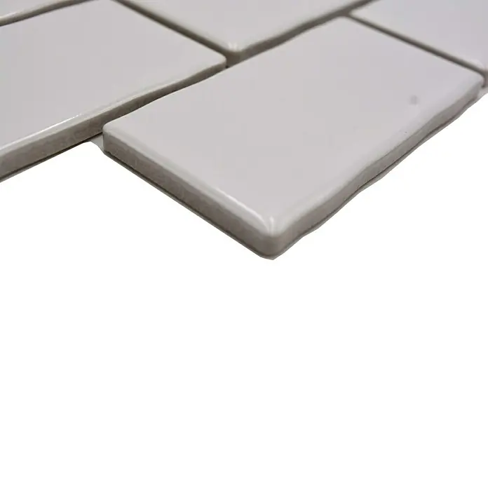 Mosaikfliese Subway Handmade Style HSS 238 - 30,9 x 26,5 cm, Weiß, Glänzend - Nahaufnahme von weißen, rechteckigen Fliesen mit abgerundeten Kanten, ideal für moderne Wandverkleidungen.